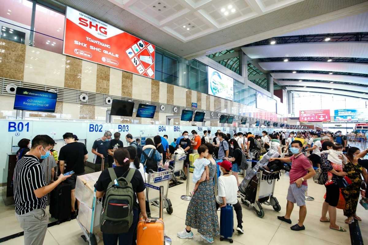 Noi Bai International Airport Passenger Queue Passengers queuing at check-in or security area in Noi Bai International Airport