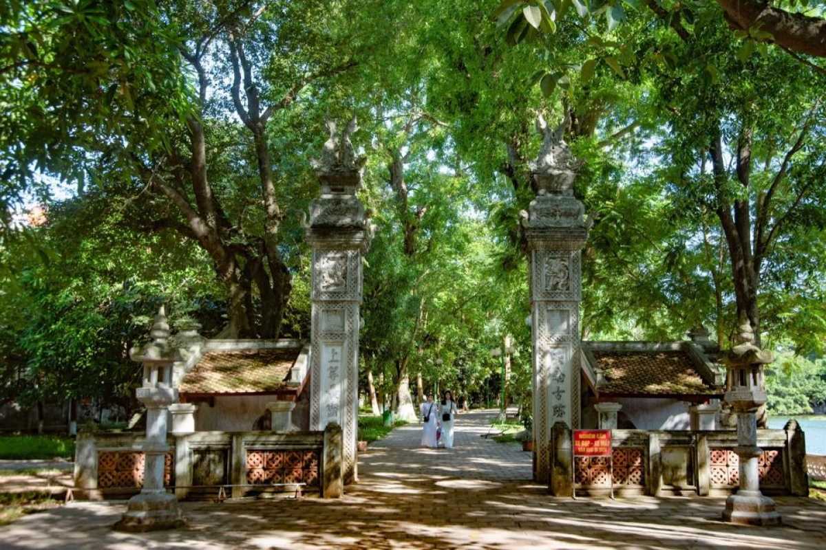 Pathway Leading to Quan Thanh Temple Tree-lined pathway leading to the entrance of Quan Thanh Temple in Hanoi