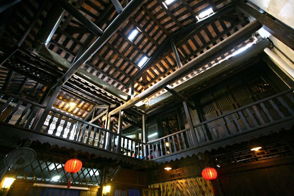 Interior Balcony and Roof Structure – Phung Hung House View of the wooden balcony and open-roof design inside Phung Hung Ancient House, showing traditional construction techniques.