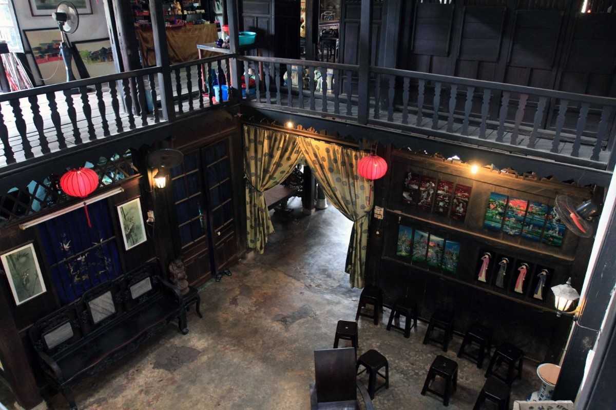 Central Courtyard View – Phung Hung Ancient House Top-down view of central courtyard in Phung Hung House showing seating, red lanterns, and historic ambiance.