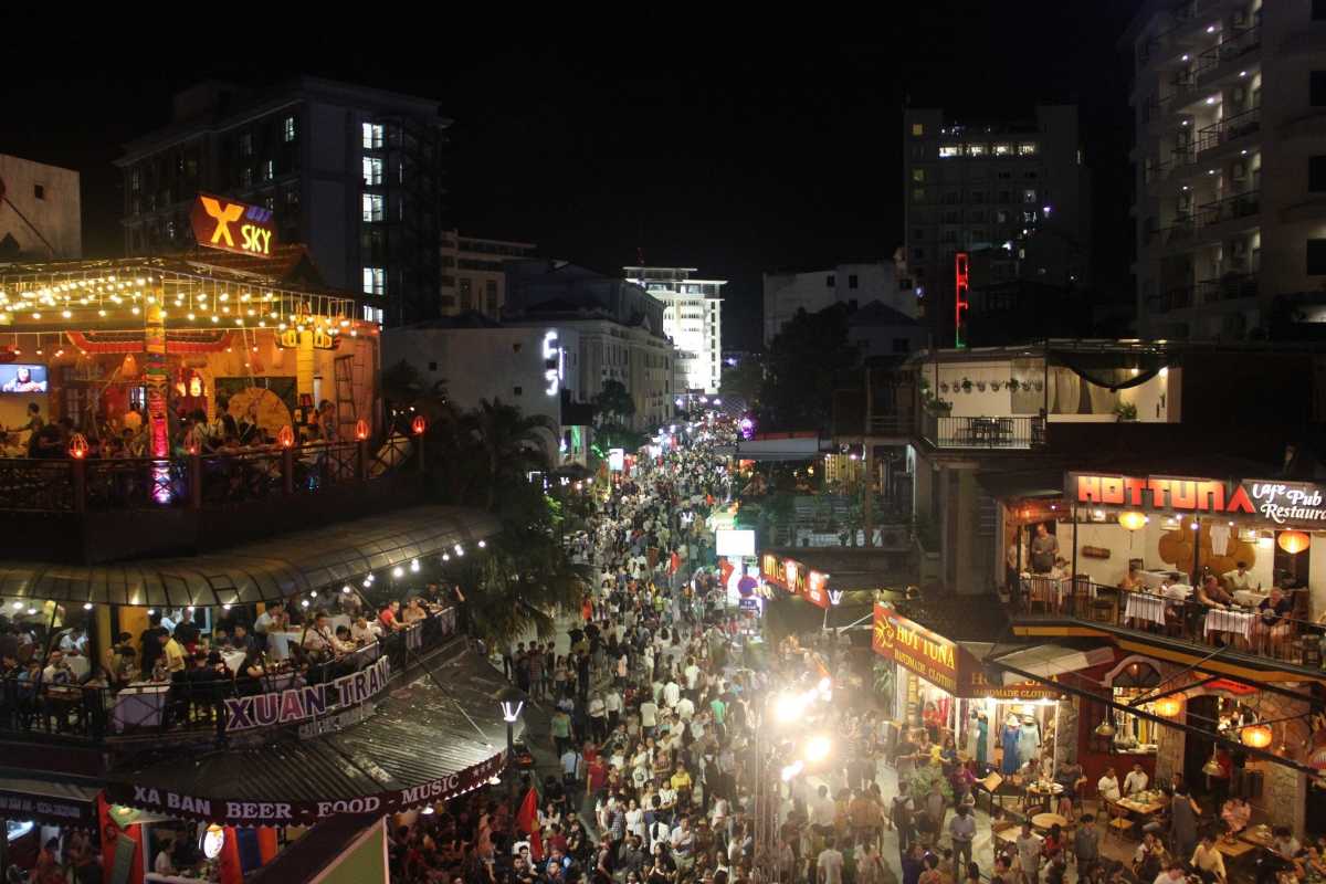 Popular Night Hangout on Nguyen Dinh Chieu Street Outdoor restaurants packed with visitors dining on Nguyen Dinh Chieu Walking Street at night