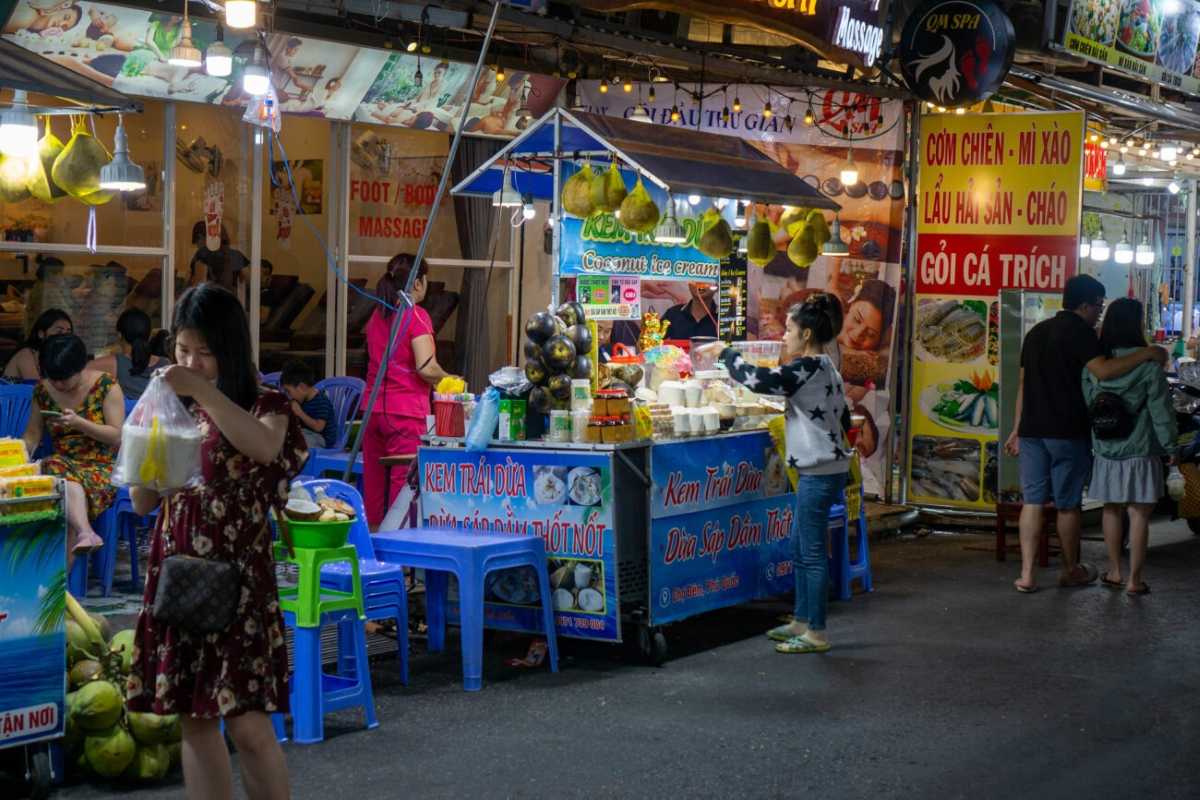Popular Seafood Dishes at Duong Dong Night Market Array of seafood dishes including shellfish, grilled items, and fresh vegetables