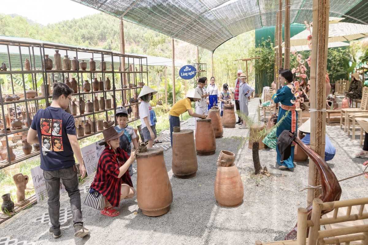 Ethnic pottery workshop Khanh Vinh Tourists and local guides participate in pottery making in Khanh Vinh’s cultural craft village