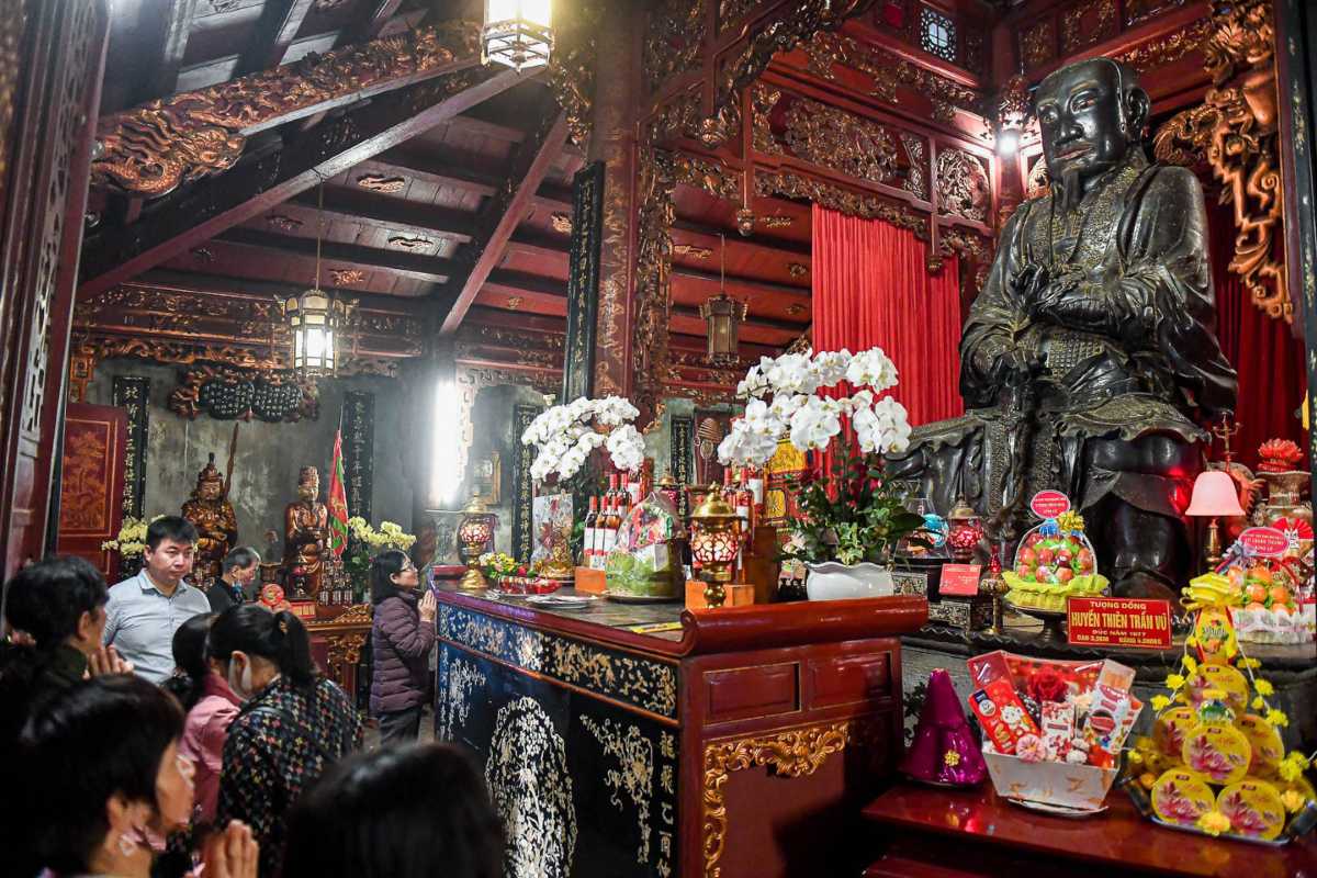 Quan Thanh Temple Bronze Statue of Tran Vu Bronze statue of the deity Tran Vu inside Quan Thanh Temple, richly decorated
