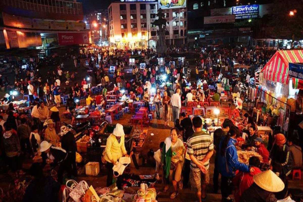 Sapa Love Market busy night with food stalls and crowds in Sapa town Sapa Love Market in Sapa town is filled with food stalls, crowds, and vibrant nighttime activity during the weekend.