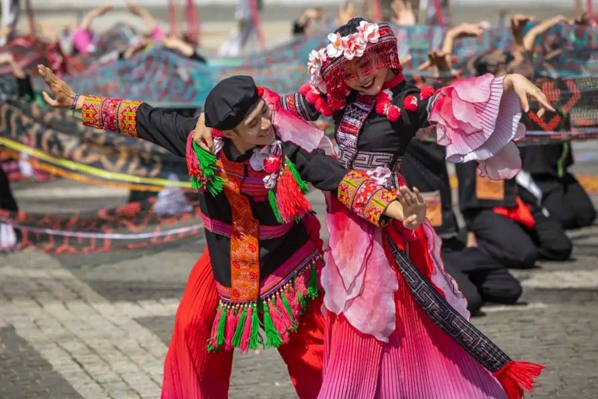 Sapa Love Market Vietnam ethnic couple dance Sapa Love Market Vietnam features an ethnic couple performing a romantic dance in vibrant traditional outfits.