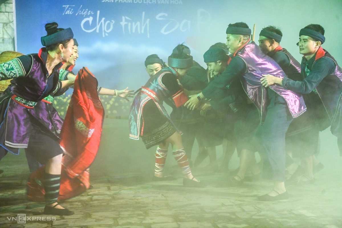 Sapa Love Market Vietnam traditional courtship dance Sapa Love Market Vietnam presents a lively courtship dance performed by Hmong youth in traditional costumes.
