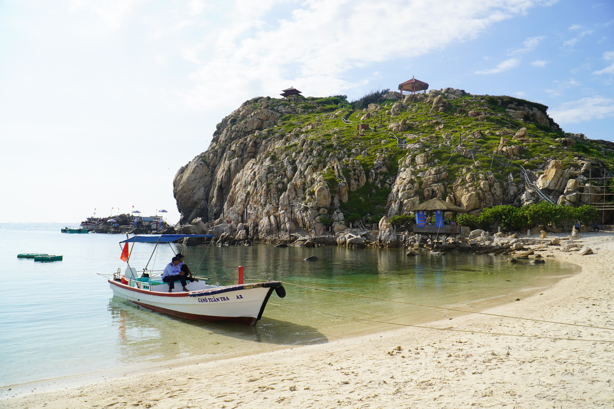 Scenic bay and rocky cliffs at Hon Noi Islands Scenic bay with rocky cliffs and clear water at Hon Noi Islands, Nha Trang