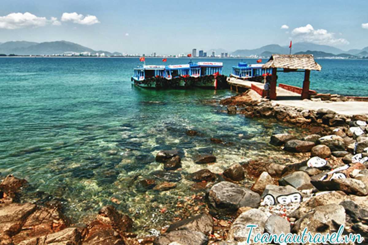 Seaside Dining at Con Sẻ Tre Village Outdoor bamboo dining area overlooking the sea at Con Sẻ Tre Village in Nha Trang