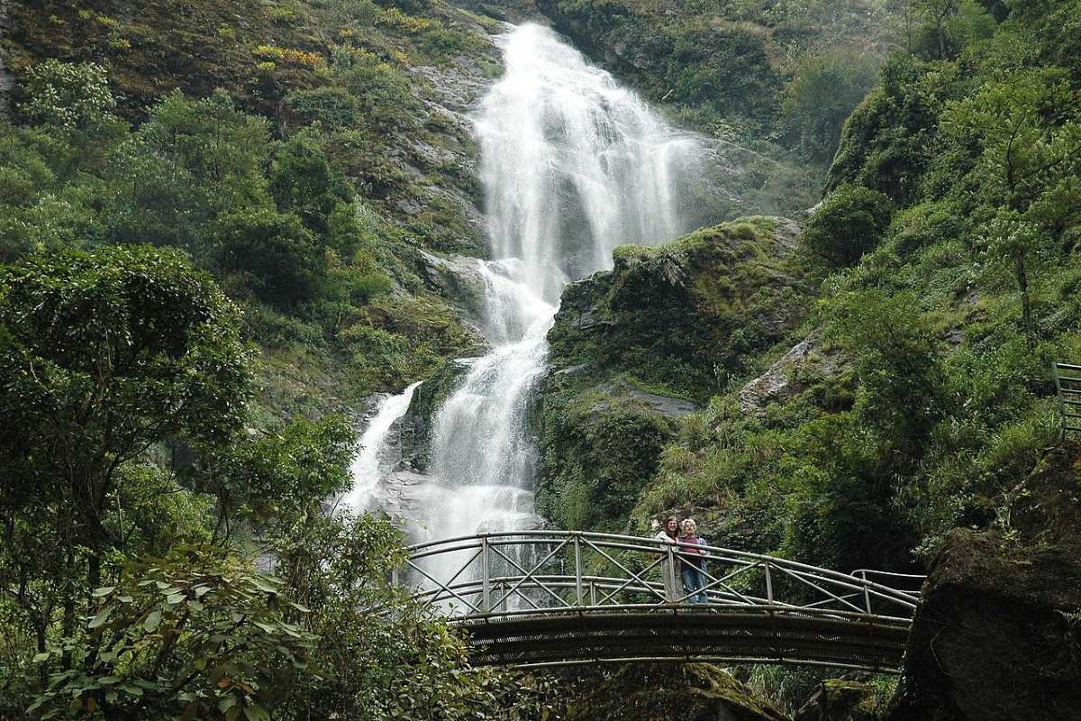 Silver Waterfall Sapa iconic bridge lush scenery Silver Waterfall Sapa shows the iconic bridge spanning the falls amid green hills, ideal for sightseeing and photos.