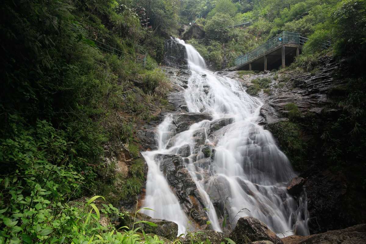 Silver Waterfall Sapa upper cascade wild landscape Silver Waterfall Sapa’s upper cascade pours over rugged rocks and wild greenery, surrounded by unspoiled mountain views.