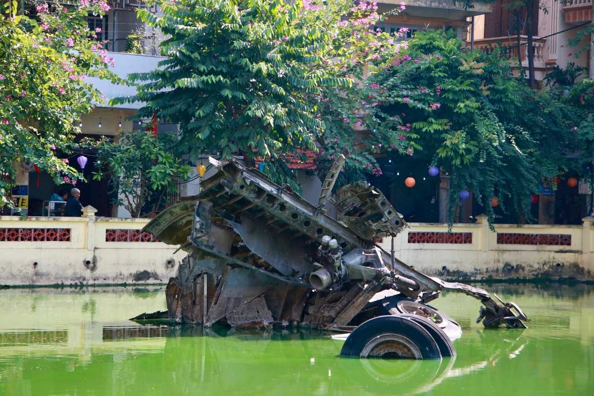 Submerged B-52 Bomber Wreckage in Hanoi Partially submerged B-52 bomber wreckage in Huu Tiep Lake