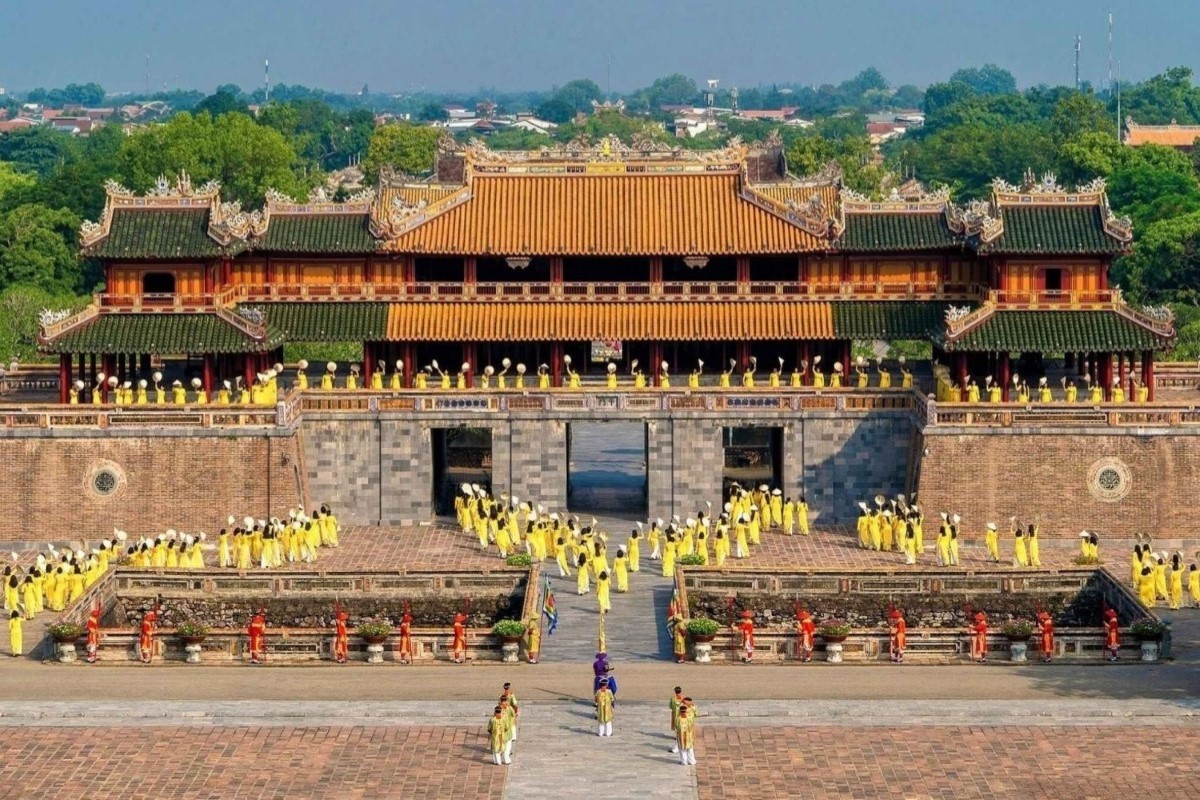 Sunset view of the Ngo Mon Gate, the grand entrance of Hue Imperial City, showcasing the architectural beauty.