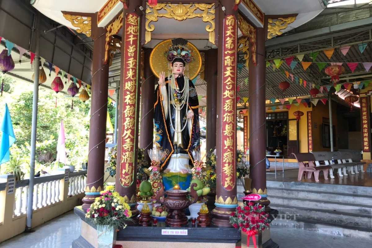 Pagoda architecture with golden dragon statues Traditional Vietnamese pagoda architecture at Suoi Do Pagoda featuring golden dragon sculptures