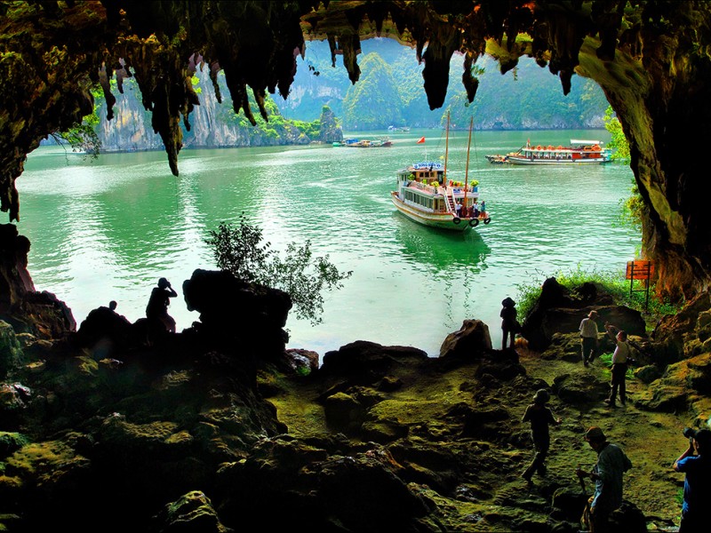 Tầm nhìn từ Hang Bồ Nâu ra Vịnh Hạ Long Tầm nhìn từ bên trong Hang Bồ Nâu ở Vịnh Hạ Long, nhìn ra mặt nước và các đảo đá vôi với những chiếc thuyền đi ngang qua.