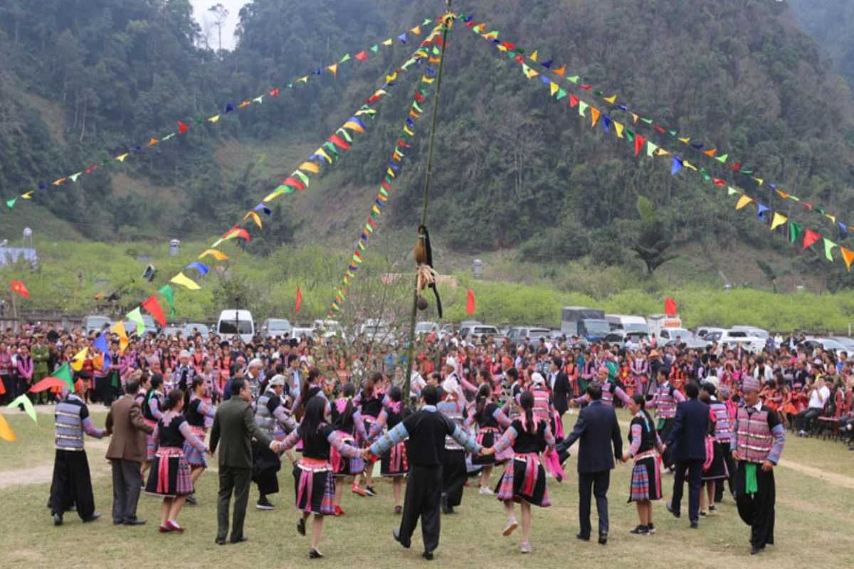 Ta Phin Village Sapa festival, Red Dao dance and community celebration Ta Phin Village Sapa celebrates a lively Red Dao festival, featuring colorful costumes, dance, and village community spirit