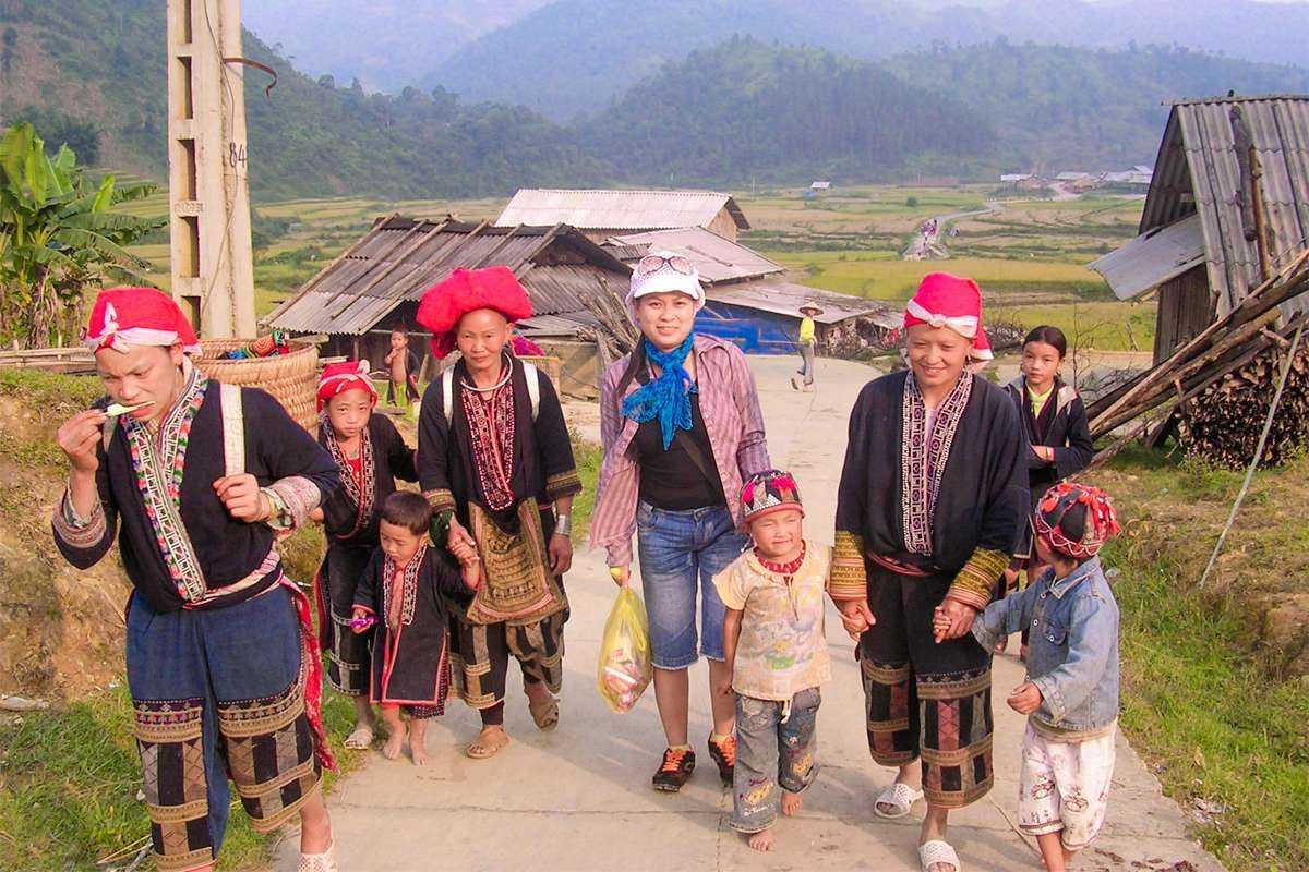 Ta Phin Village Sapa Red Dao family group walk Red Dao families walking along a path in Ta Phin Village Sapa