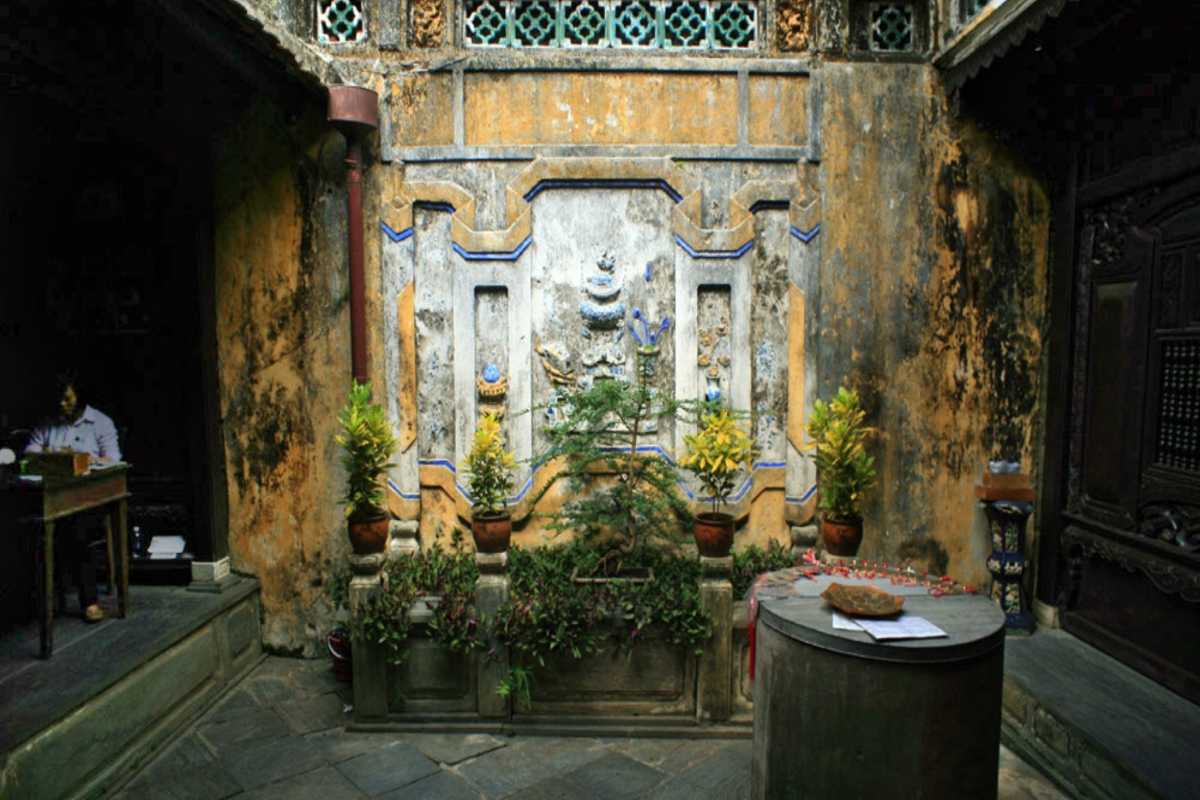 Ancient Wall and Garden Area of Tan Ky Ancient House Ancient stone wall and garden area inside Tan Ky Ancient House, Hoi An