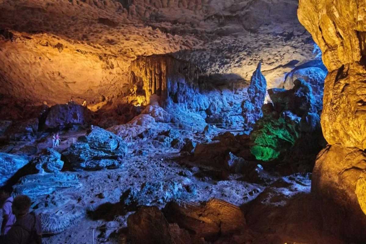 Majestic Rock Columns Inside Thien Canh Son Cave Large rock columns rising inside Thien Canh Son Cave, showcasing natural cave architecture