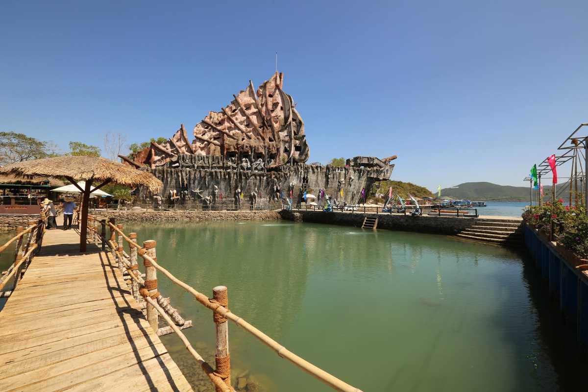 Entrance of Tri Nguyen Aquarium with lagoon and tropical surroundings on Hon Mieu Island
