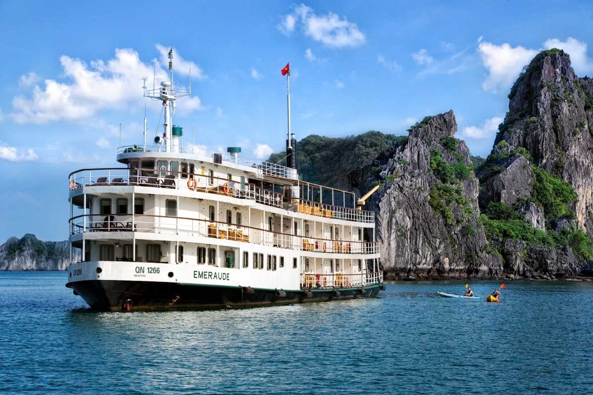 Tung Sau Pearl Farm Halong Bay Cultural Boat Tour Cultural boat tour with tourists and local guides at Tung Sau Pearl Farm Halong Bay