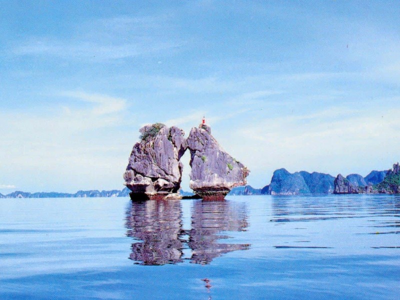 Vẻ đẹp thiên nhiên hùng vĩ của Hòn Trống Mái Khối đá đôi hình gà trống và nổi giữa nước xanh Vịnh Hạ Long