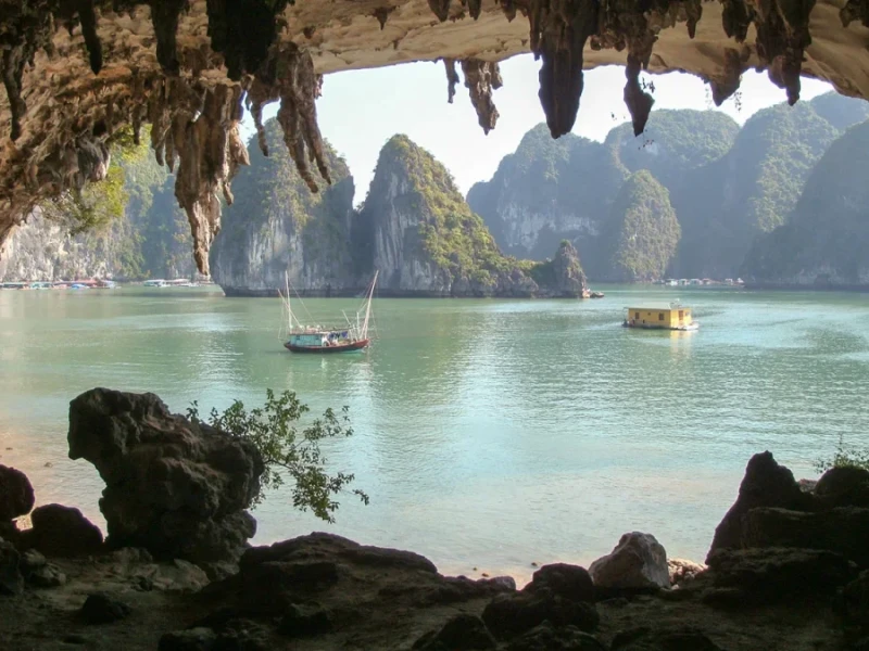 Vẻ đẹp thiên nhiên tại hang động Bồ Nâu Hang động Bồ Nâu, nhìn ra vùng vịnh với những chiếc thuyền và núi đá hùng vĩ.