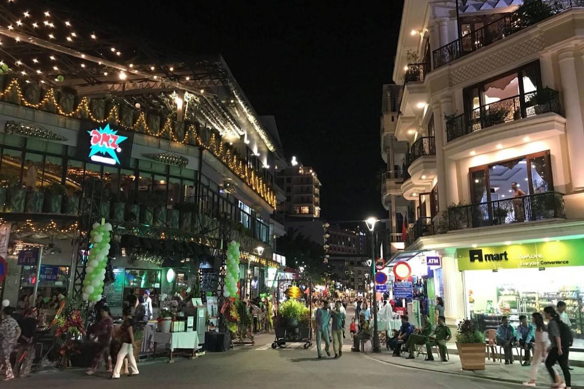 Hue night market with vibrant crowds at Nguyen Dinh Chieu Walking Street