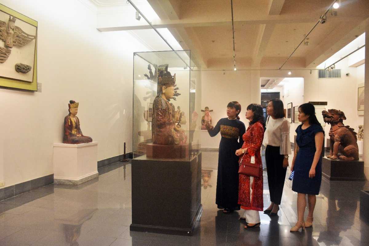Exhibition Room with Vietnamese Art Sculptures Exhibition room featuring traditional and modern Vietnamese sculptures