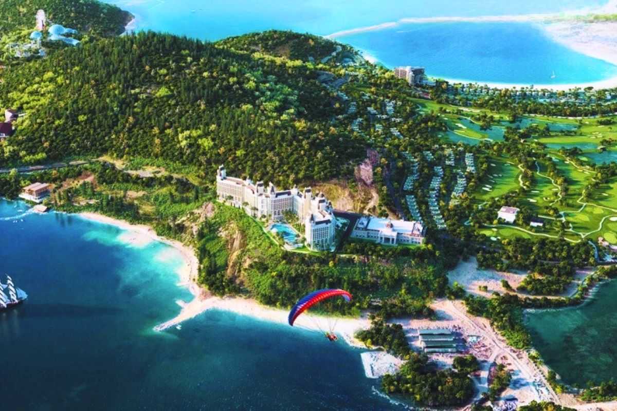 Seaside View of Vinpearl Resort Hon Tre Seaside resort on Hon Tre Island featuring villas, gardens, and blue waters