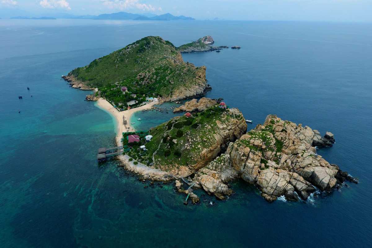 Wide Angle Shot of Yen Island A full view of Yen Island’s main beaches, rocky cliffs, and blue-green sea from above.