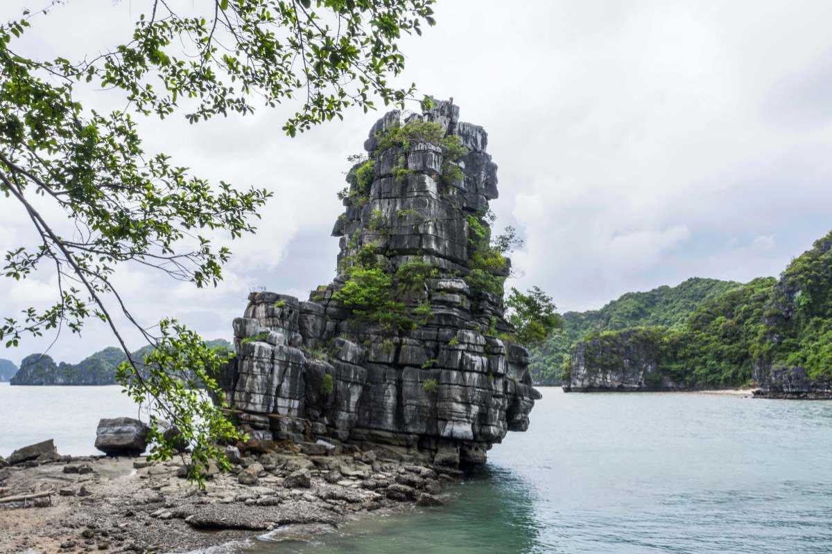 Luxury cruise near Xep Islet Halong Bay at sunset Luxury cruise sailing near Xep Islet Halong Bay during a spectacular sunset, highlighting the region’s beauty.