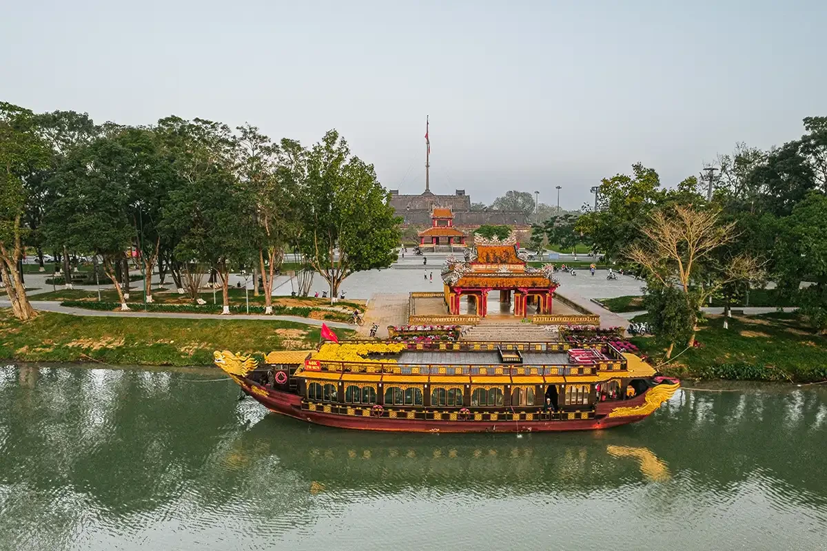 Gallery image of Hueritage Cruise