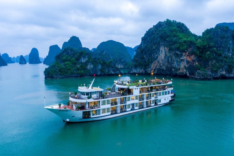 Halong Aquamarine Cruise amidst panoramic Halong Bay landscape