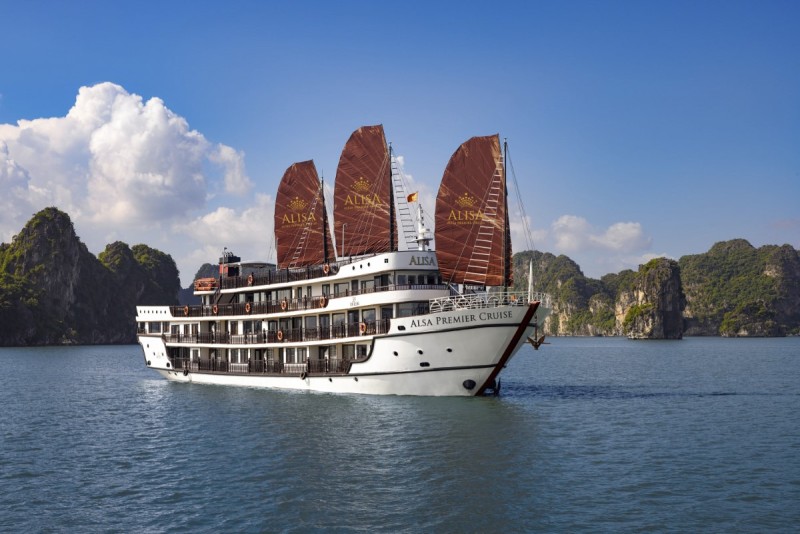 Alisa Premier Cruise sailing on Halong Bay