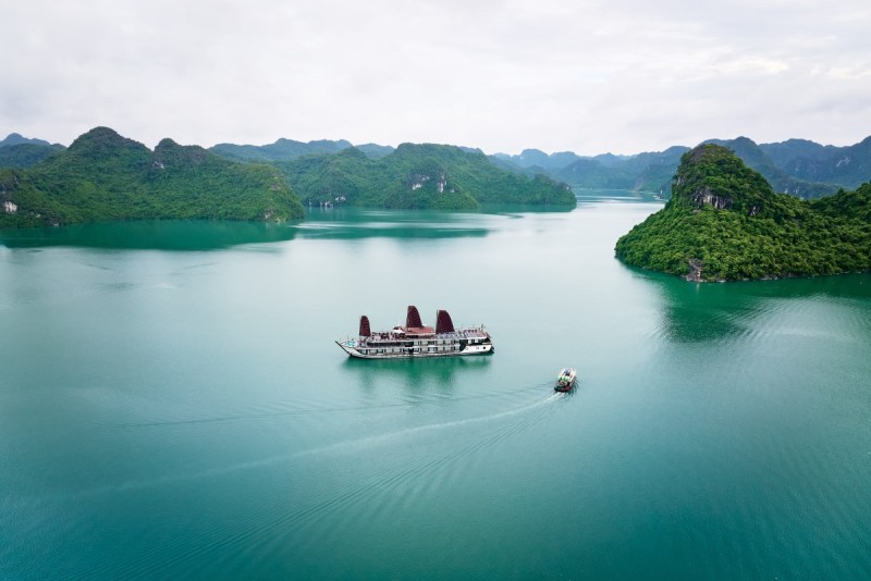 Amanda Luxury Cruise sailing in Lan Ha Bay