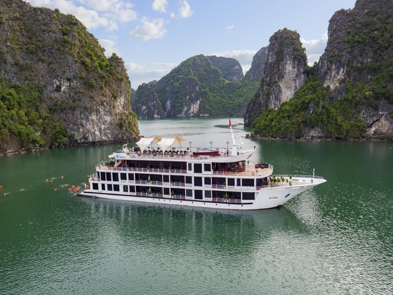 Du khách ngắm hoàng hôn từ boong của Du thuyền Aspira