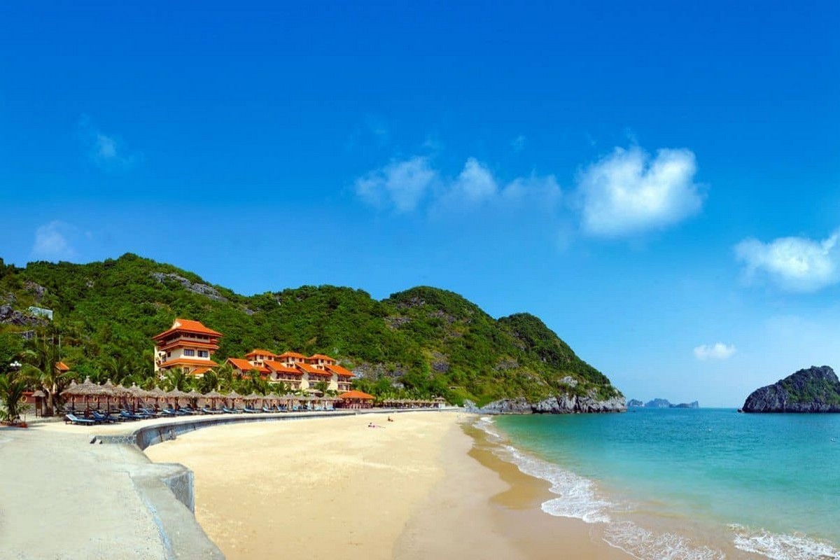 Do Son Beach in Hai Phong with clear blue water and sunny skies.