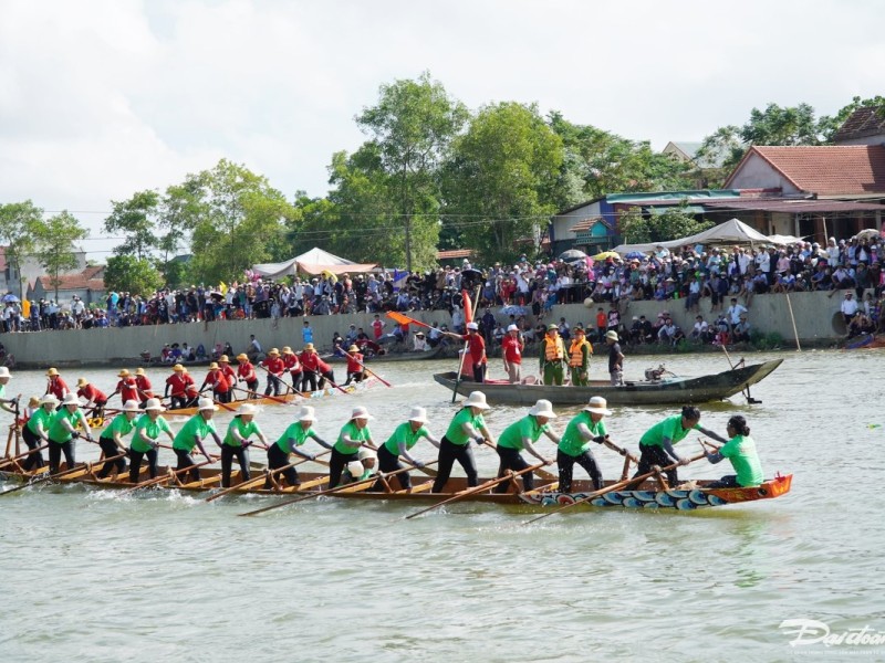 Traditional boat racing festival in Quang Binh with large crowds watching