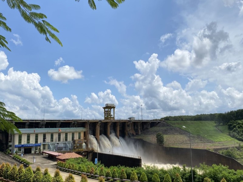 Can Don Hydropower Lake in Binh Phuoc with a scenic view of the dam and surrounding nature.