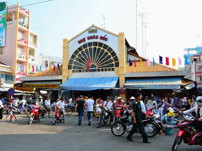 Busy scene outside Chau Doc Market in An Giang