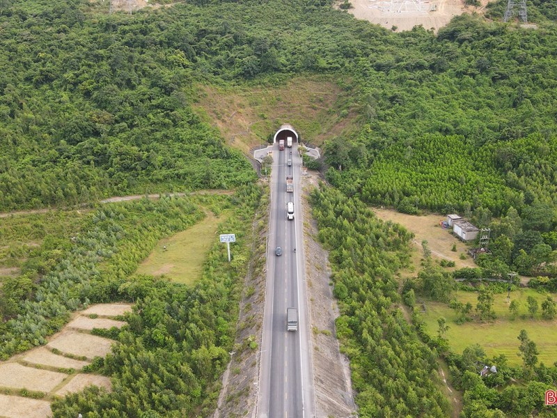 Deo Ngang Pass in Ha Tinh, a mountain pass surrounded by lush greenery