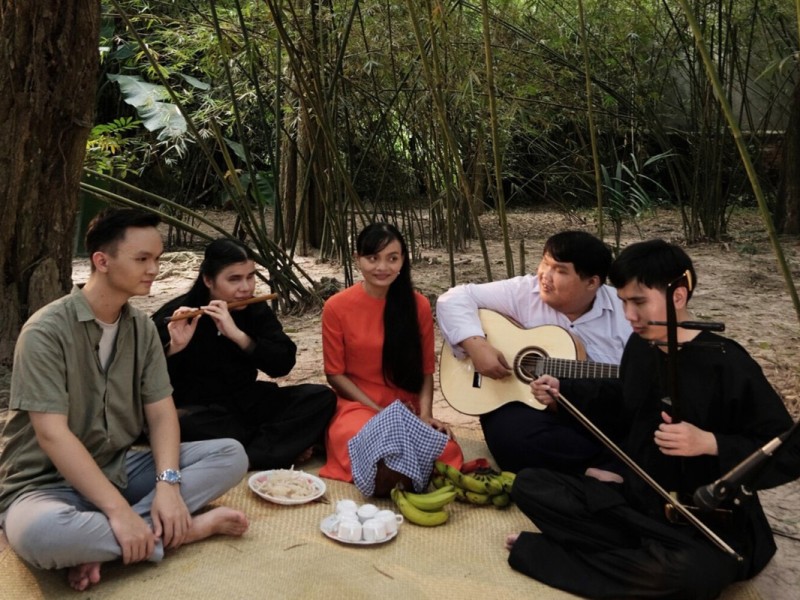 Traditional Don Ca Tai Tu show in Vinh Long with musicians performing