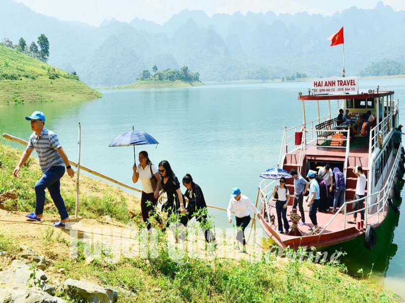 Group exploring Bac Kan by boat, scenic views of the lake