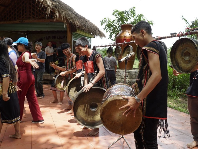 Traditional festival of Gongs in Dak Lak with locals performing