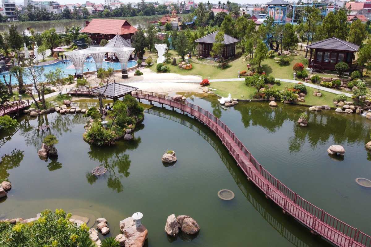 Hai Phong garden resort with traditional architecture Garden resort in Hai Phong featuring traditional Vietnamese architecture, landscaped gardens, and water ponds