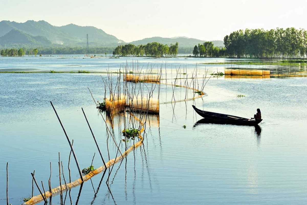 High Tide in An Giang Flooded Area High tide flooding an area in An Giang, featuring traditional boats