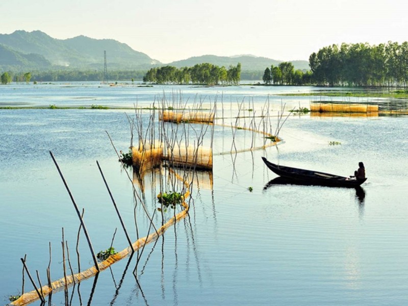 High tide flooding an area in An Giang, featuring traditional boats