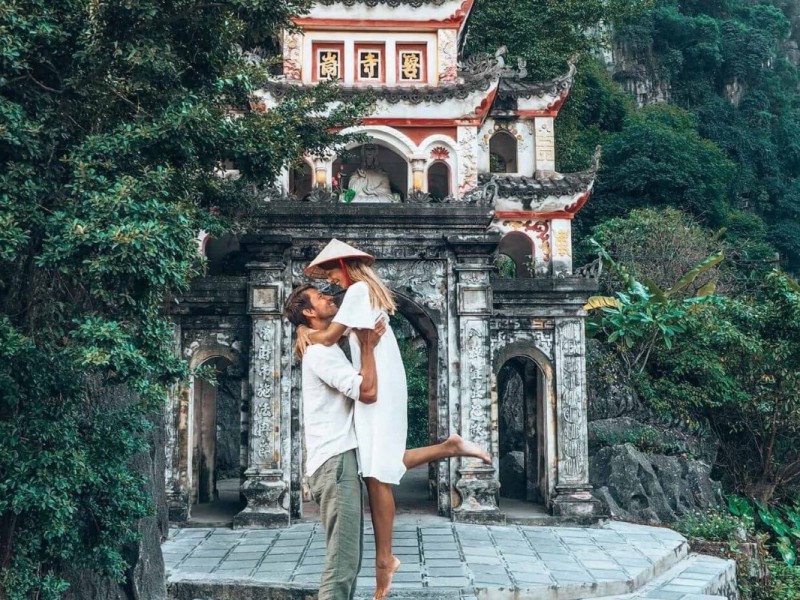 Visitors at Hoa Lu Ancient Capital gate in Ninh Binh, highlighting traditional Vietnamese architecture.