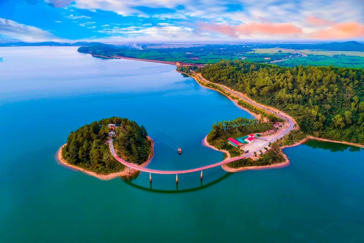 Ke Go Lake scenic view in Ha Tinh, surrounded by greenery and peaceful waters